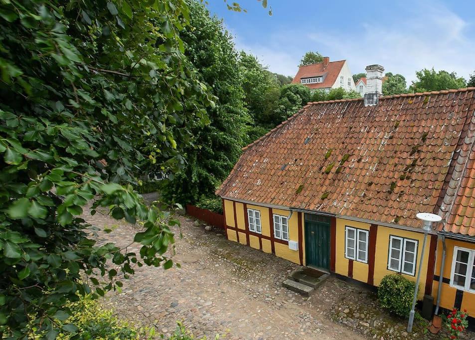 Idyllisk, Historisk Byhus Ved Fjorden I Mariager Экстерьер фото