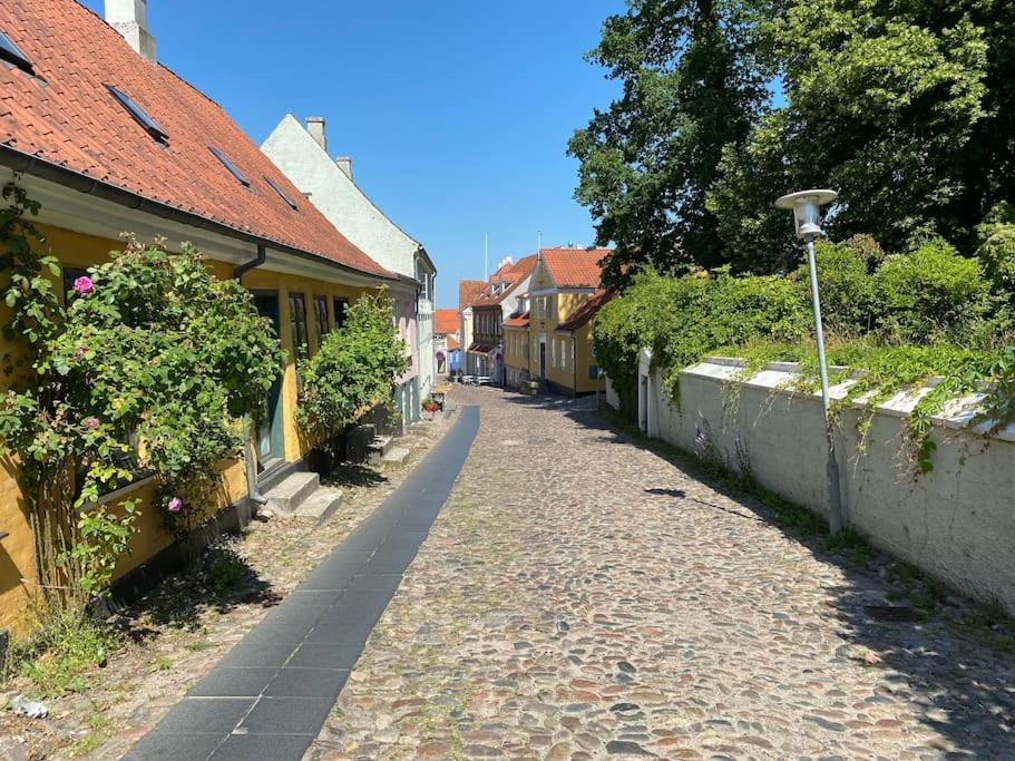Idyllisk, Historisk Byhus Ved Fjorden I Mariager Экстерьер фото