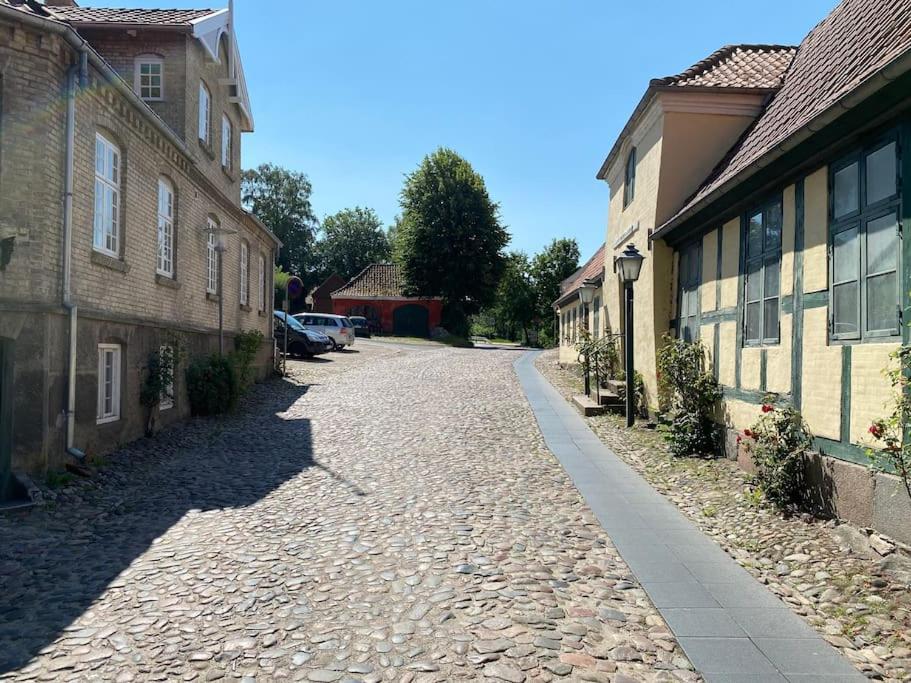 Idyllisk, Historisk Byhus Ved Fjorden I Mariager Экстерьер фото